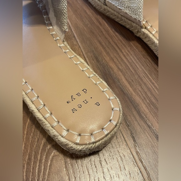 Miriam Sandal - Size 7 - Picture 5 of 7